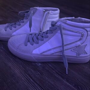 Stylish High-Top Sneakers with Star Detail